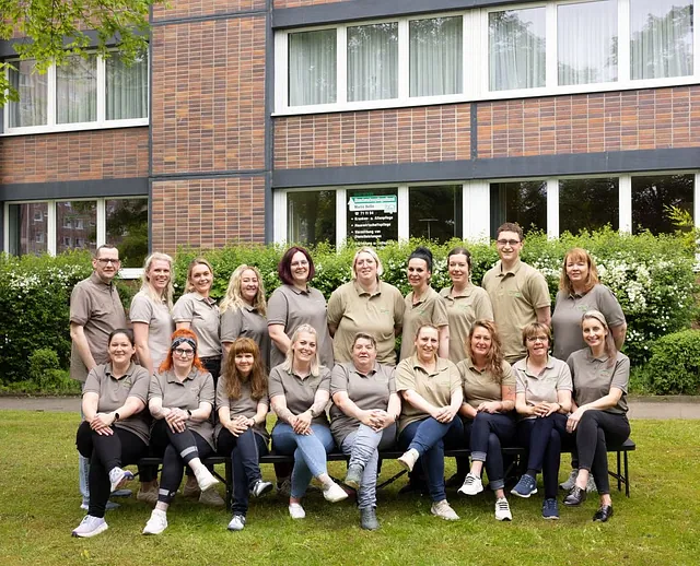 Ein Team aus Pflegefachkräften vor einem Gebäude