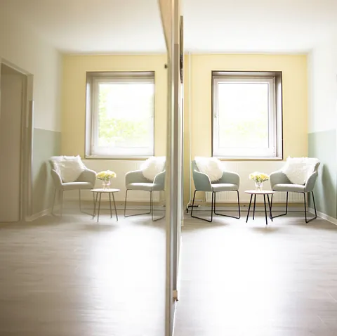 Ein helles Büro mit zwei Stühlen